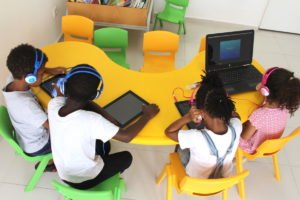 Biblioteca da escola Trois Papillons Luanda - Estabelecimento de ensino francês